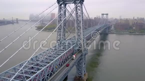 纽约市天际线空中东河和威廉斯堡大桥无人机射击视频的预览图