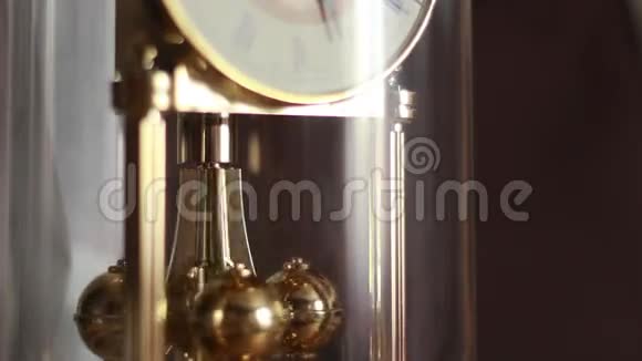 钟摆旋转金表视频的预览图