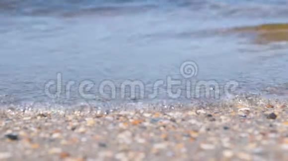 有小浪的沙滩美丽的海景视频的预览图