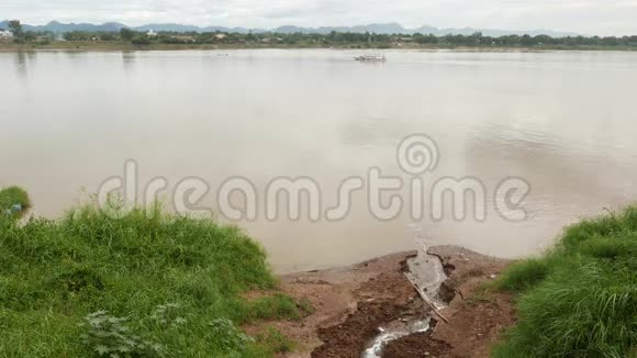 污水将未经处理的污染水域排入湄公河视频的预览图