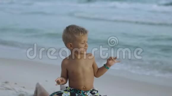 年轻的父亲和他的小儿子在海滩玩得很开心视频的预览图