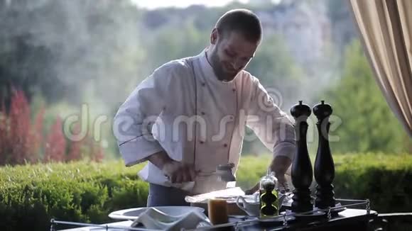 展示厨房厨师为餐厅的客人准备Carpaccio家庭视频的预览图