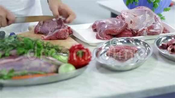 屠夫做牛肉肉切块视频的预览图