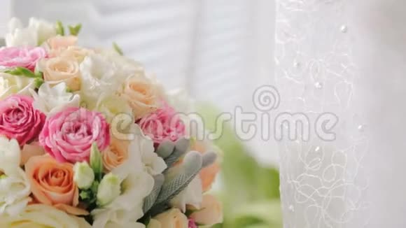 白色窗台上的奢华婚礼花束视频的预览图