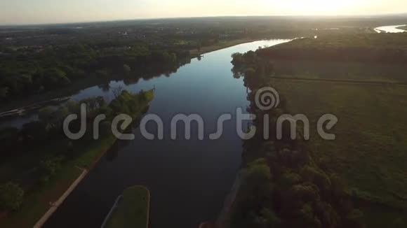 在落日的余晖中飞过河流视频的预览图