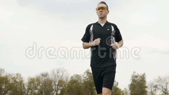 黄色太阳镜的漂亮跑步者视频的预览图