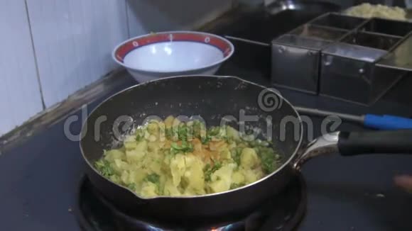 为萨莫萨做油炸食品印度菜视频的预览图