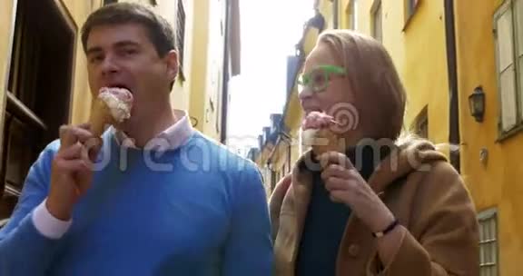 旅游散步时吃冰淇淋视频的预览图