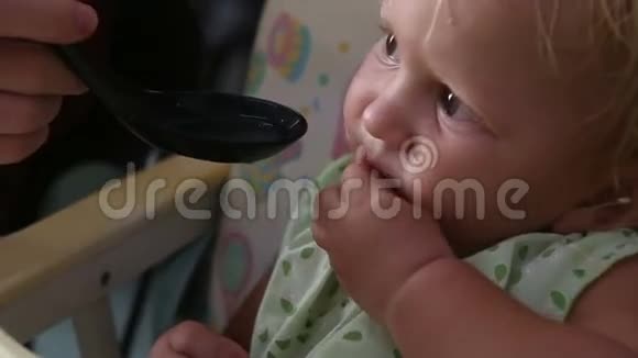 金发小女婴吃东西视频的预览图
