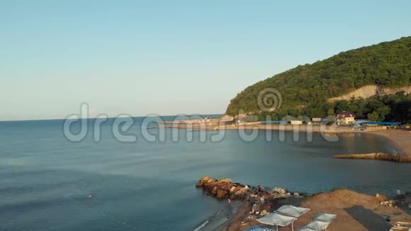 海边的城市海滩夏天空中视频拍摄视频的预览图