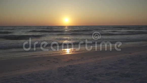 日落时美丽的海滩5分之2视频的预览图