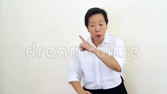 视频亚洲女子高年级看镜头摇头做手势表示拒绝视频的预览图