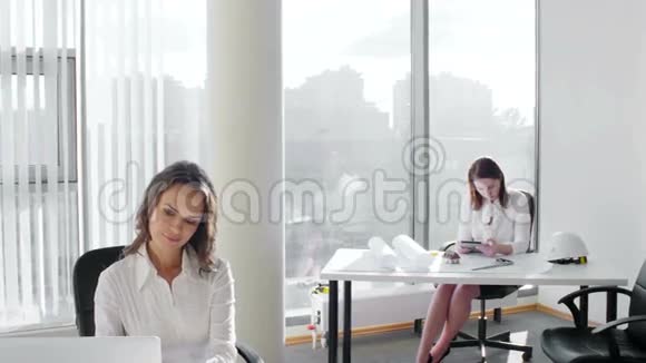 成功的两个商业伙伴会议明亮的现代办公室和握手窗口现代摩天大楼视频的预览图