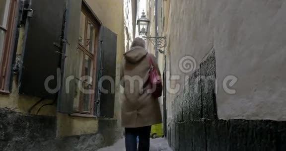 旧城最窄的街道上的一对夫妇视频的预览图