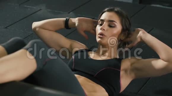 漂亮女孩在健身房锻炼做腹肌俯卧撑视频的预览图