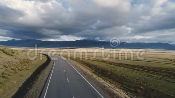 高速公路的空中射击和两辆车通过地平线视频的预览图