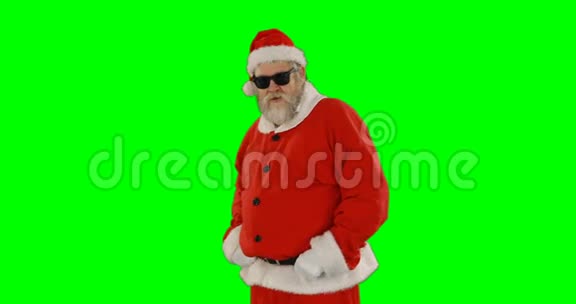 圣诞老人戴着太阳镜摆姿势视频的预览图
