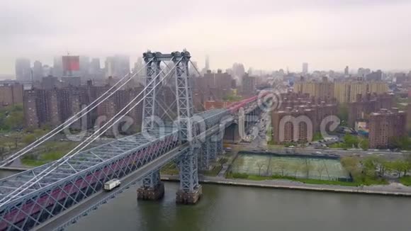 纽约市天际线空中东河和威廉斯堡大桥无人机射击视频的预览图