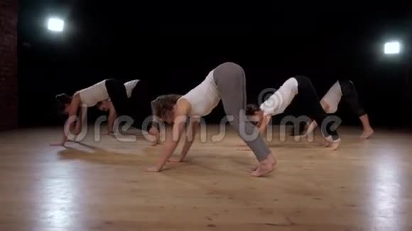 一群妇女在健身房练习瑜伽普拉提体育女学生视频的预览图
