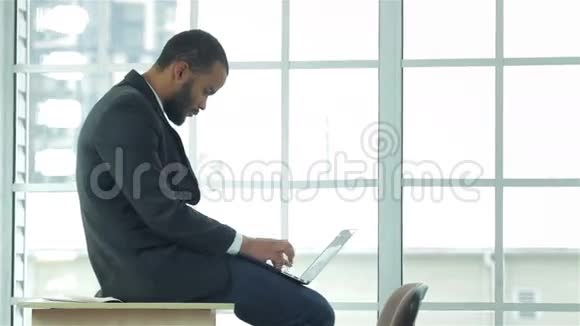 坐着工作的非洲商人视频的预览图