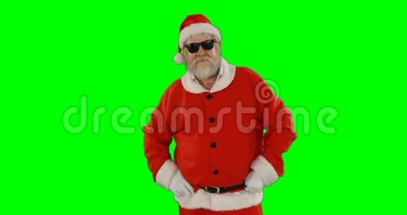 圣诞老人戴着太阳镜摆姿势视频的预览图