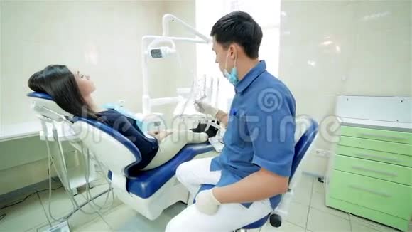 牙医靠近坐在里面的病人视频的预览图
