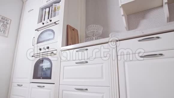 带有白色经典设计的豪华厨房镜头视频的预览图