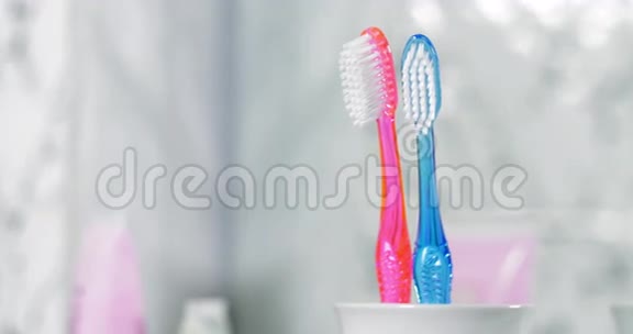 将儿童牙刷添加到保持架中生育观念视频的预览图