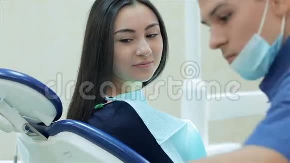 牙医和病人在牙科前视频的预览图