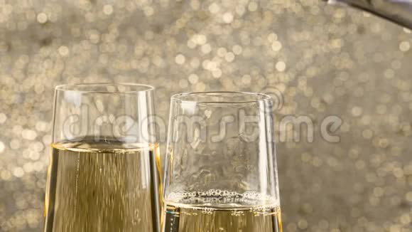 在金色的背景下用金色的气泡填充香槟黄金豪华假日的概念新年快乐视频的预览图