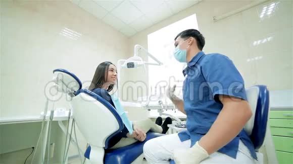 戴面具的牙医对病人说然后他们视频的预览图