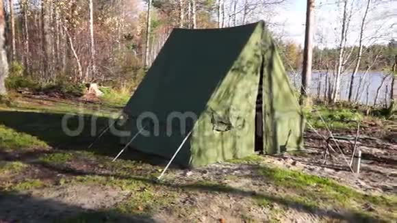 森林湖畔潘附近的老式帐篷视频的预览图