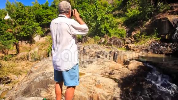 古人照石岩洞山河瀑布塔视频的预览图