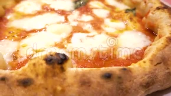 提供意大利风味的比萨饼店视频的预览图