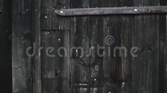 旧木门上挂着装饰链和圣诞老人帽视频的预览图