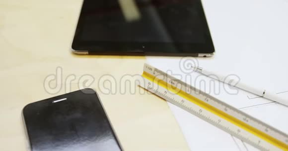 手机数码平板电脑和桌子上的钢笔视频的预览图
