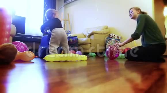 妈妈和小男孩在玩摆脱一匹玩具马视频的预览图