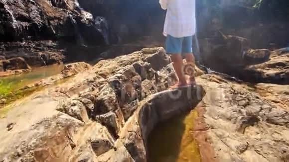 古人照石岩洞山河瀑布塔视频的预览图