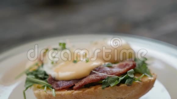 鸡蛋本尼迪克特配面包和西红柿配贝肯三明治视频的预览图