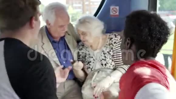 年长夫妇在公共汽车旅行中被骚扰视频的预览图