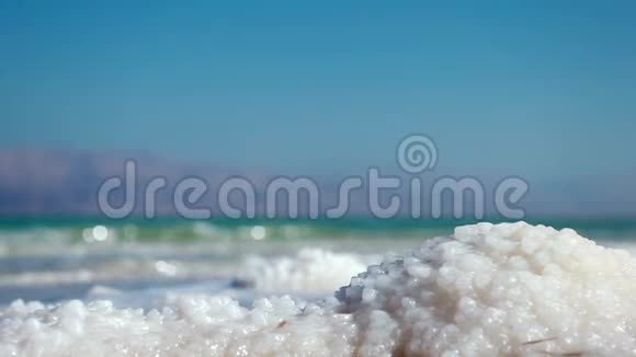 海浪冲刷着大块的海盐视频的预览图