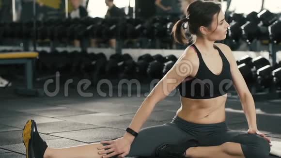 年轻女孩在健身房做伸展运动视频的预览图