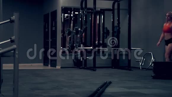 肌肉发达的女人在健身房锻炼举重视频的预览图