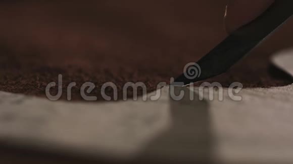 一个鞋匠在车间缝鞋的一部分视频的预览图