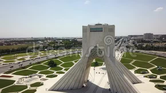 空中全景无人机在德黑兰的阿扎迪塔视频的预览图