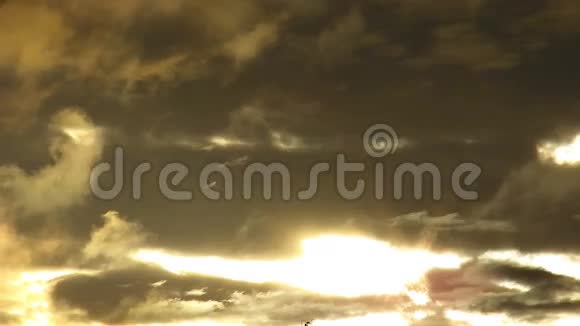 云和日落时间流逝视频的预览图