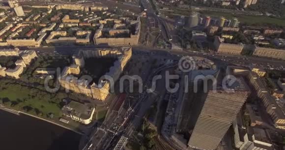 莫斯科市商务中心摩天大楼莫斯科购物中心航拍玻璃摩天大楼在视频的预览图
