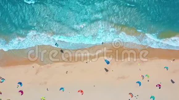 空中观景热带海滩带绿松石海水和海浪鸟瞰视频的预览图