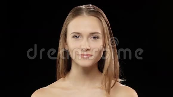 女人笑着用牙套露出她的微笑黑色视频的预览图