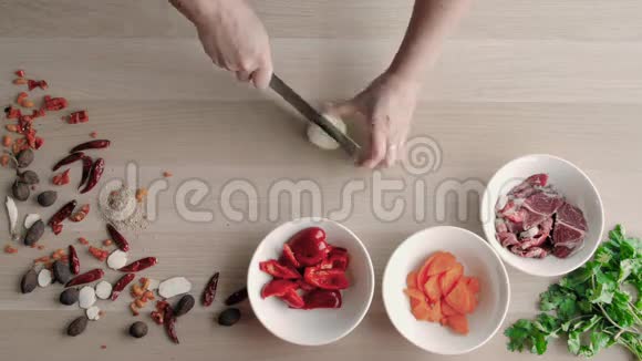 切洋葱做沙拉顶部视图首席切割蔬菜健康生活方式饮食视频的预览图